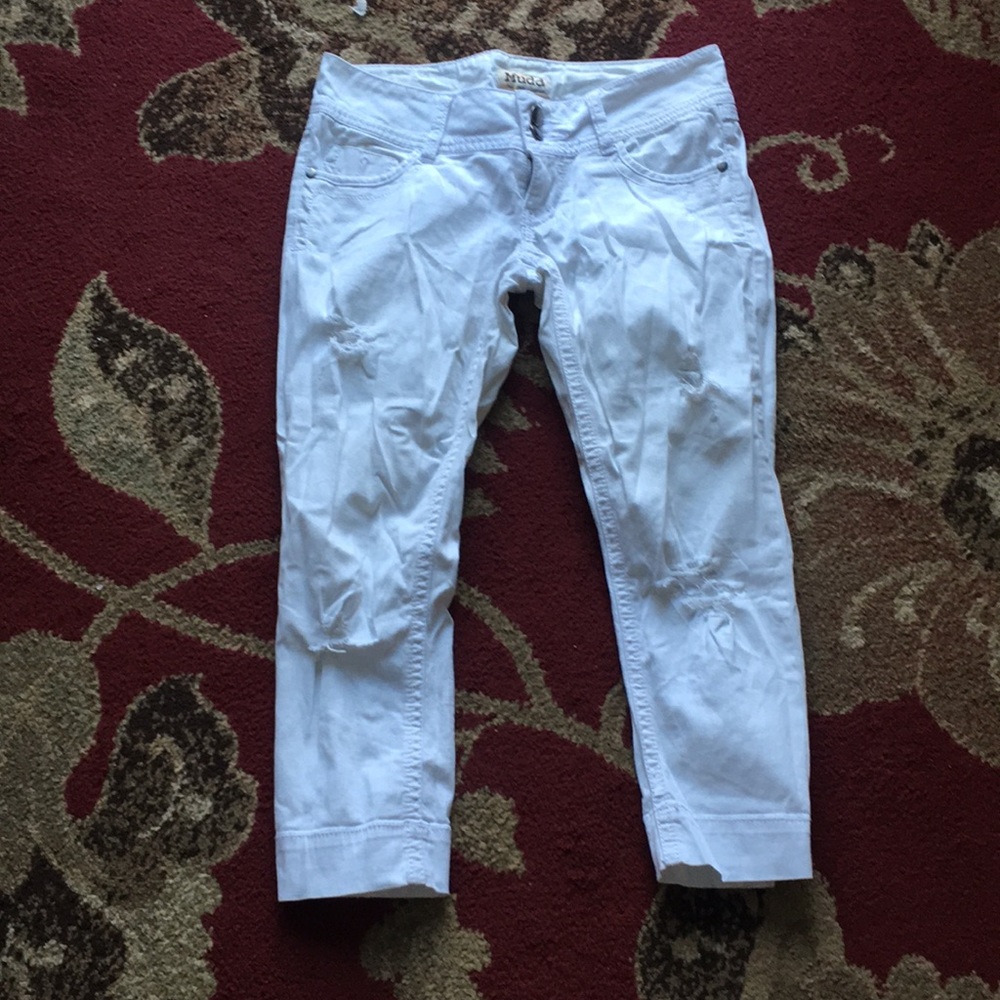 White distressed MUDD capris